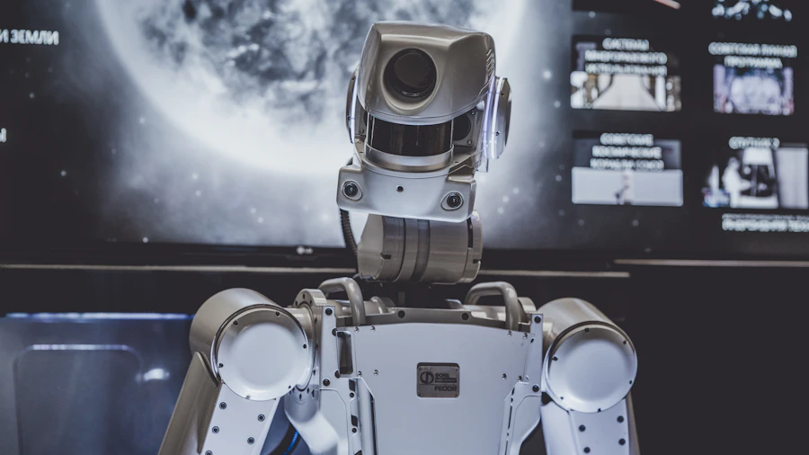 Robotska roka ob koncu proizvodne linije med paletizacijo