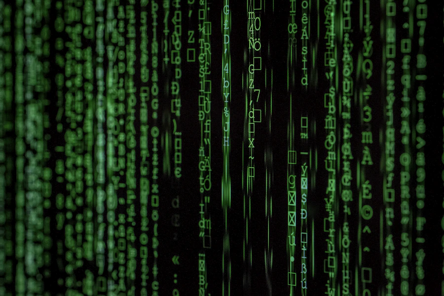 Zaslon s simulacijo in podatki robotske celice v digitalnem dvojčku